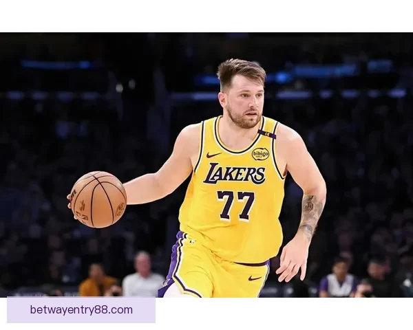 东契奇三节狂砍40分超越拉塞尔 创湖人单赛季三分新纪录 里夫斯迎重要里程碑